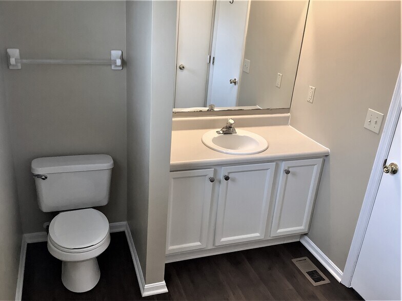 Building Photo - 200 Hedgington Ct