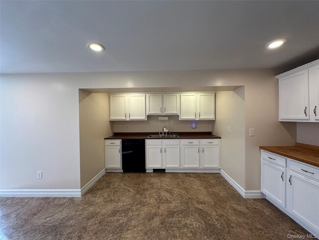 Building Photo - 27 Meadow St