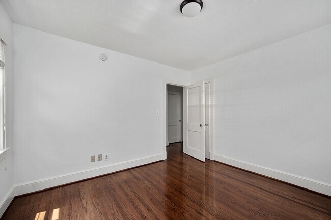 Building Photo - 819 Weedon St