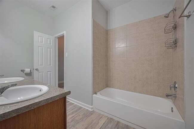 Building Photo - 5009 Willow Point Dr