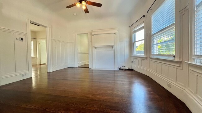 Building Photo - Well-maintained, Charming Victorian-style ...