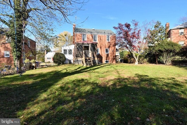 Building Photo - 2302 Dexter Ave