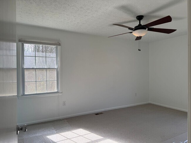 Building Photo - 3-bedroom, 2-bath brick ranch in Black Mountain