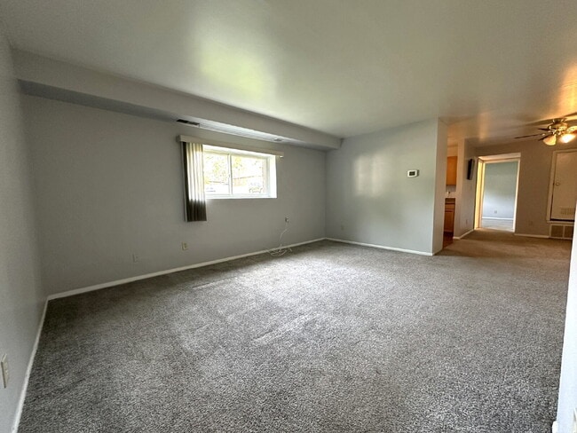 Building Photo - LEASE PENDING! Ground Floor 1 Bedroom Cond...