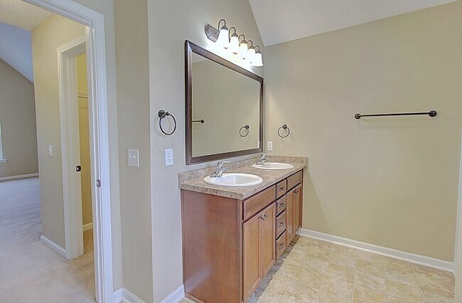 Building Photo - 935 Mustang Ln NE