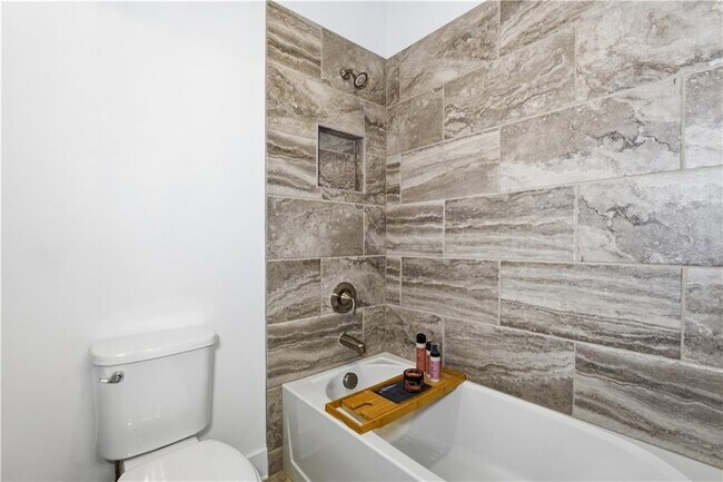 Building Photo - 158 Kingwood Dr