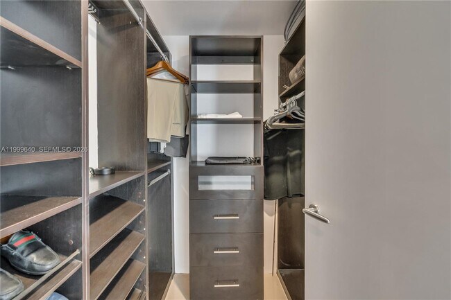 Building Photo - 200 Biscayne Blvd Way