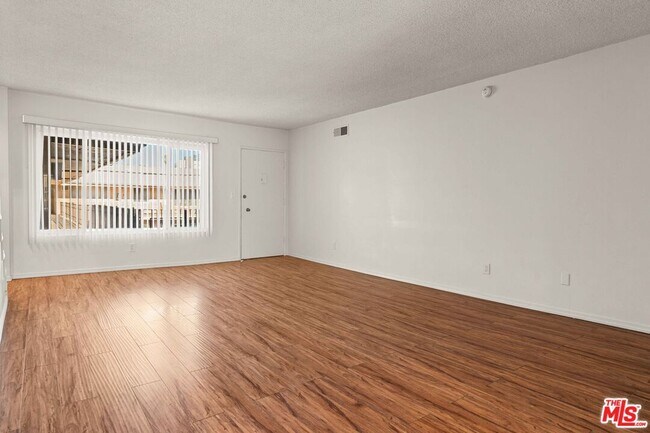 Building Photo - 15540 Moorpark St