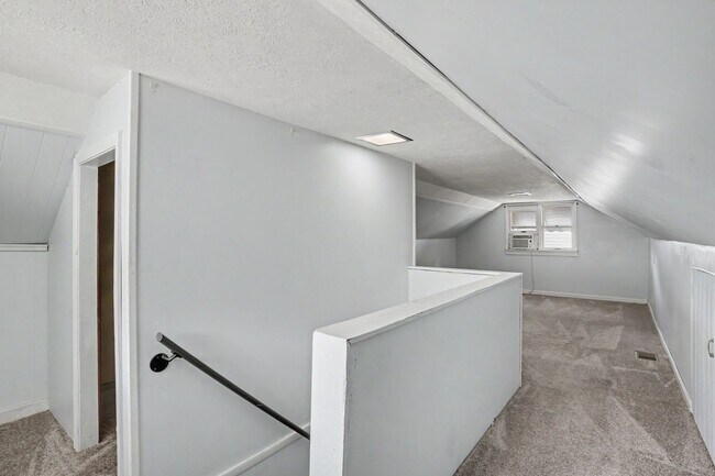 Building Photo - 521 Creel Ave