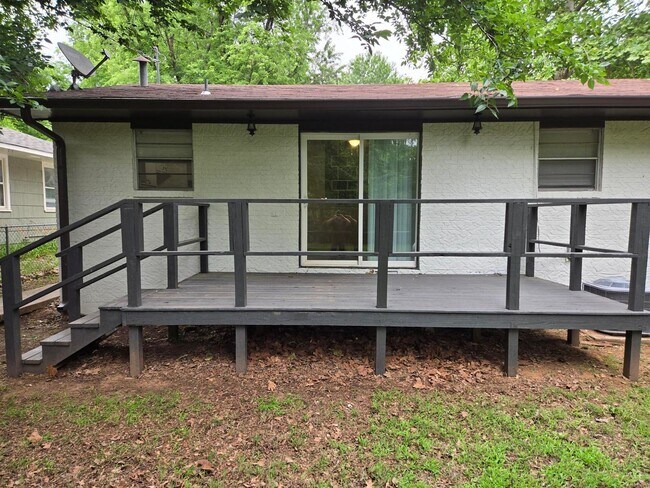 Building Photo - How amazing is this 3 BR 1 BTH home? You'll have to come visit us to find out!