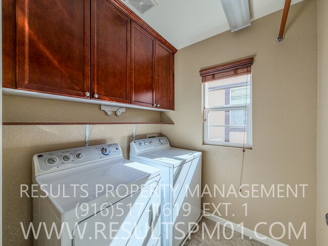 Building Photo - Lovely Courtyard Home 3 Bedroom w Bonus Rm