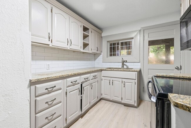Building Photo - Beautiful 3 Bedroom Home