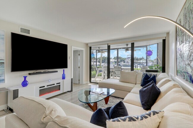 Building Photo - 515 Bay Colony Dr N