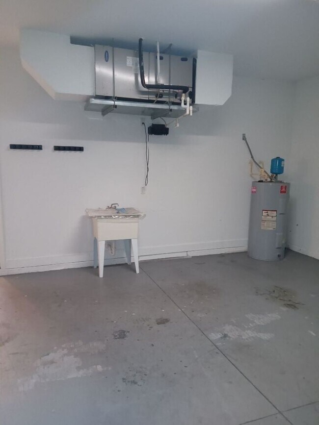 Building Photo - Spacious 4-Bedroom 2 Bathroom Apartment fo...