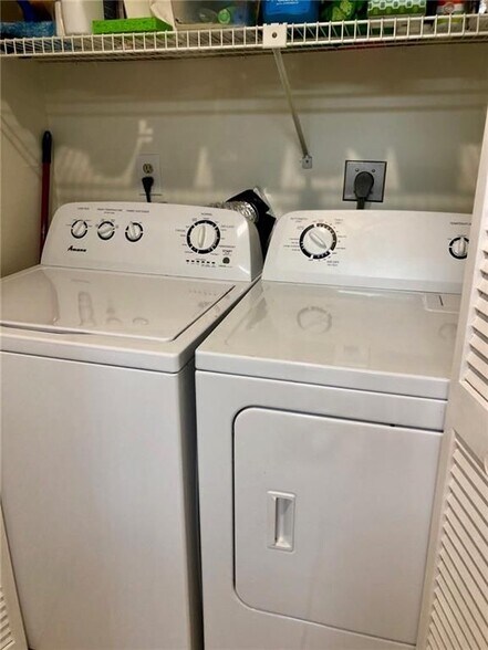Large capacity washer-dryer in suite. - 3071 SE Aster Ln
