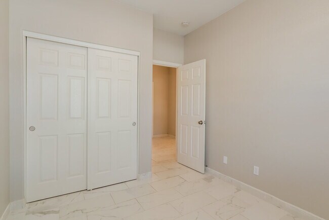 Building Photo - 10132 E Paseo San Bernardo