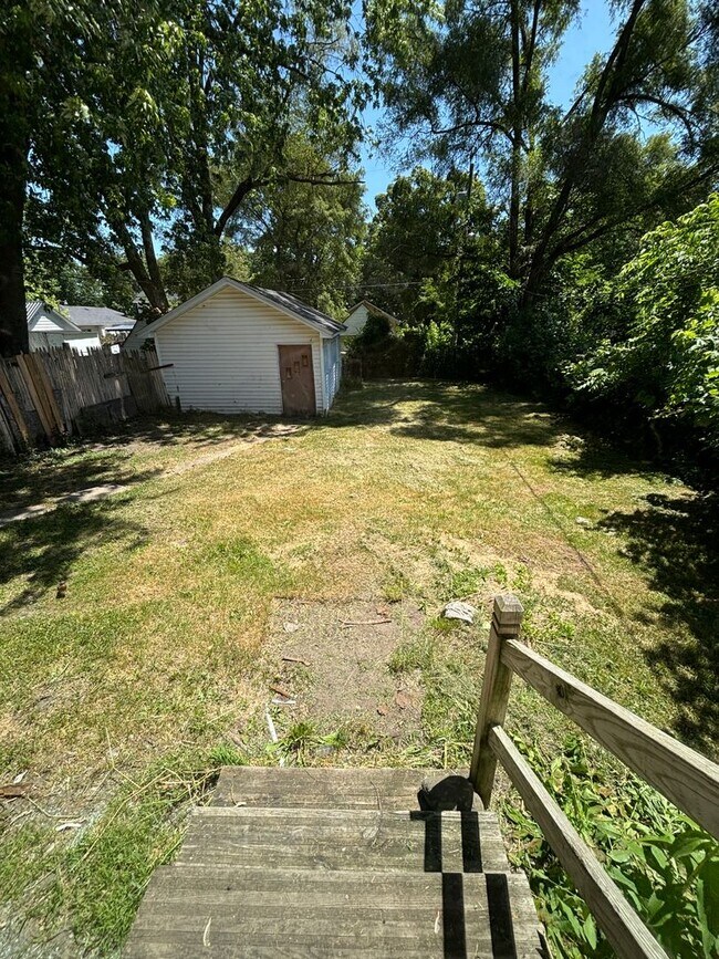 Building Photo - Large 4 Bedroom 1.5 Bathroom HOUSE SPECIAL