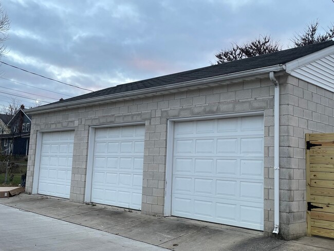 Building Photo - 1090-1092 Mulford Rd.