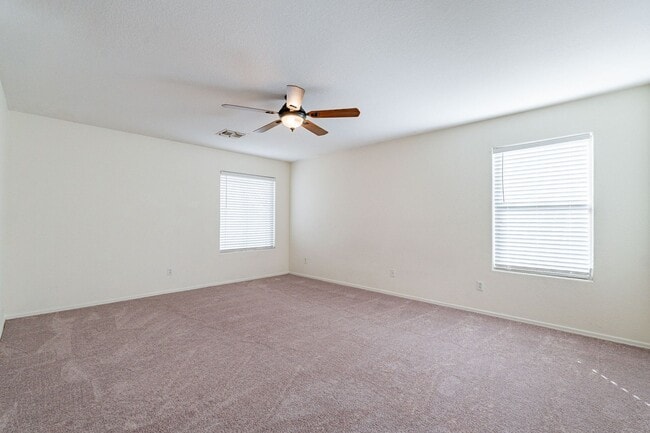 Building Photo - AVAILABLE JULY - Three Bedrooms + Loft!
