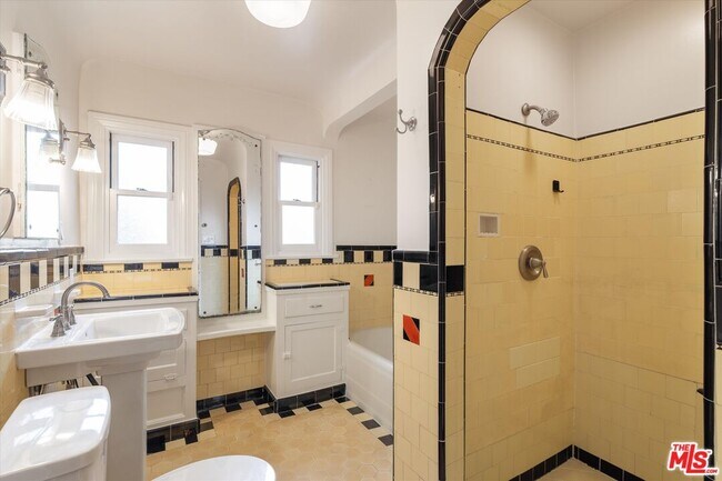 Building Photo - 2002 Kelton Ave