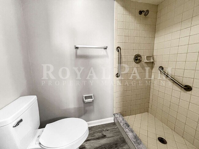 Building Photo - 4530 SW 10th Ave