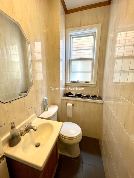 Building Photo - 38 Cherry St