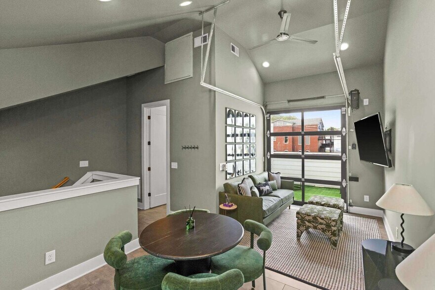 Building Photo - 772 E Argyle Ave