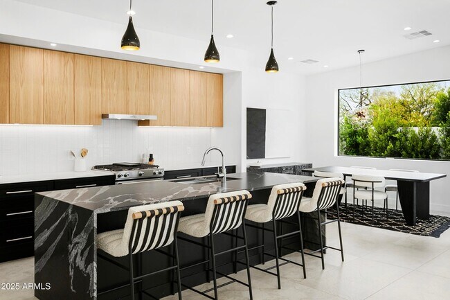 Building Photo - 4002 N 33rd Pl