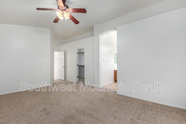 Building Photo - 1140 E Oak Rd