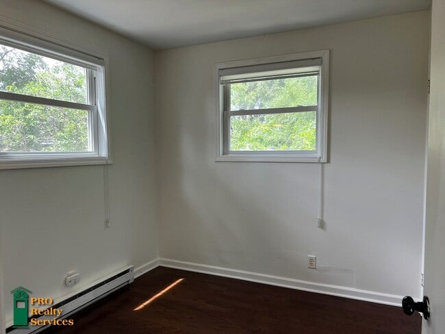 Building Photo - 3 Bedroom Bungalow in St. Louis Park