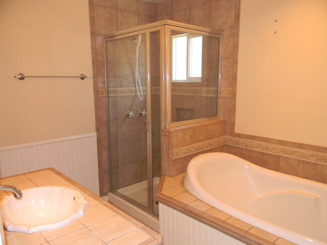 Building Photo - 1342 E Maple Ave