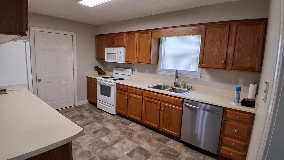 Building Photo - 201 Hicks Dr