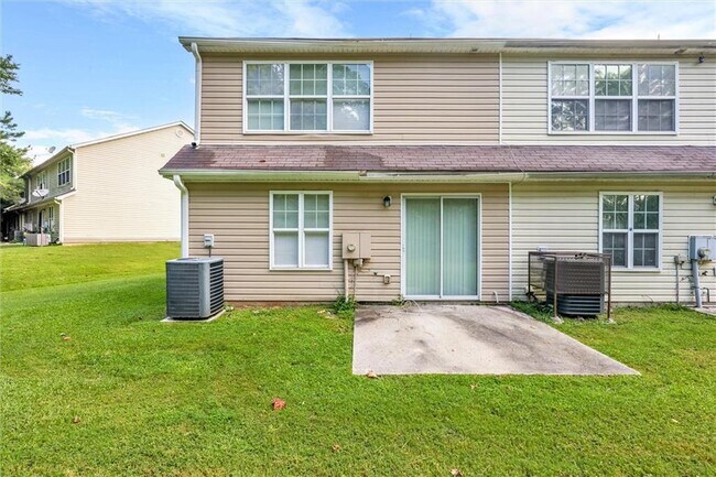 Building Photo - 6300 Hickory Ln Cir