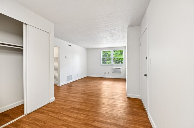 Building Photo - 1738K E. Long St.