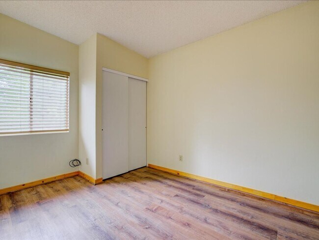 Building Photo - Charming 4-Bedroom Home with Spacious Living & Private Backyard!