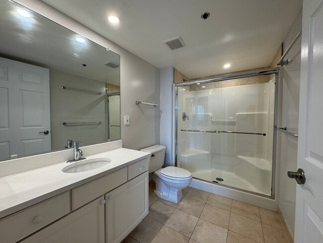 Building Photo - Bright And Spacious 2 Bed 2 Bath Condo In ...