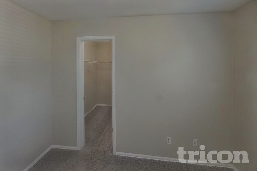 Building Photo - 2728 Sierra Springs Dr