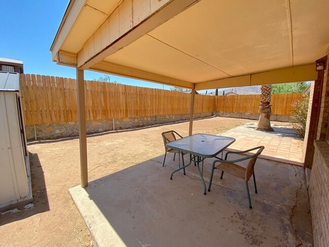 Building Photo - Northeast El Paso 3bed/2bath with Mountain...