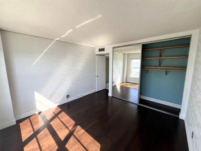 Building Photo - 3500 Galt Ocean Dr