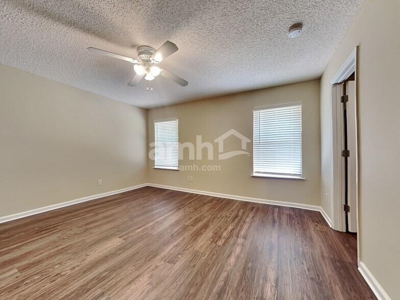Building Photo - 7049 Beekman Lake Dr