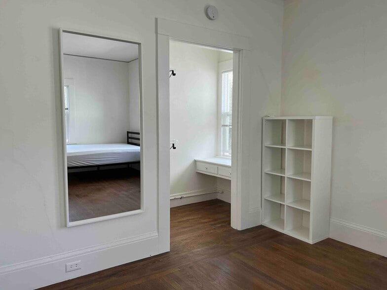 Walk in Closet BR1 - 1694 Oxford St