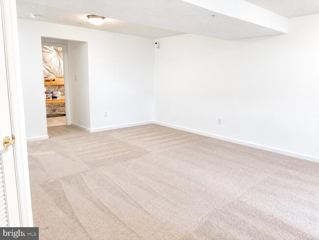 Building Photo - 8720 Thornbrook Dr
