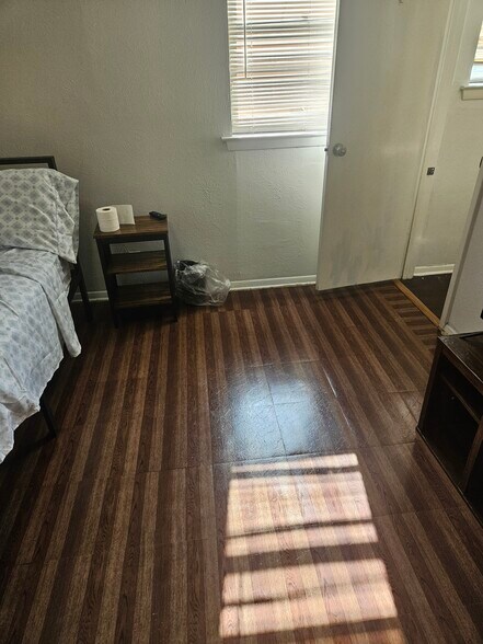 Building Photo - 5716 Saramac Dr