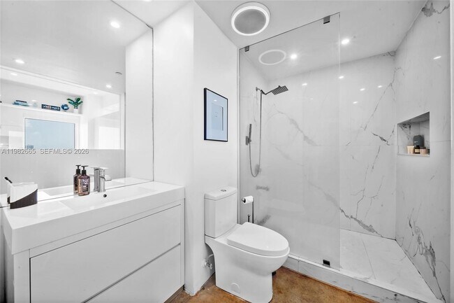 Building Photo - 10 SW South River Dr