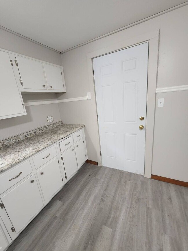 Building Photo - Charming 3-Bedroom Property in Prime Location