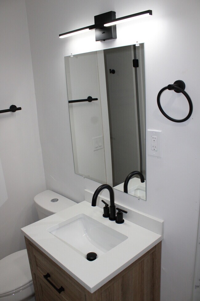 Building Photo - Beautiful 4-bedroom, 3 full baths home located in Independence, MO