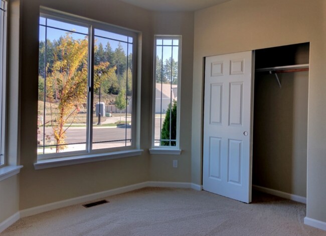 Building Photo - Main floor master suite! 4 bedroom luxury ...