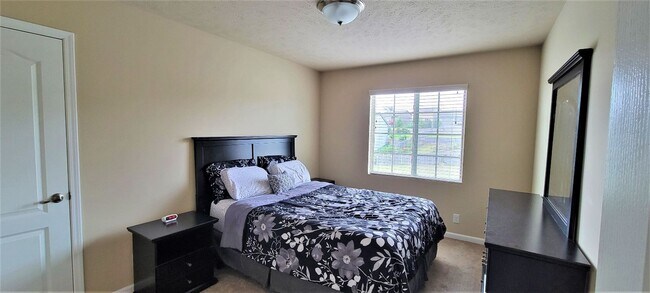Building Photo - Must See Bennington Home!