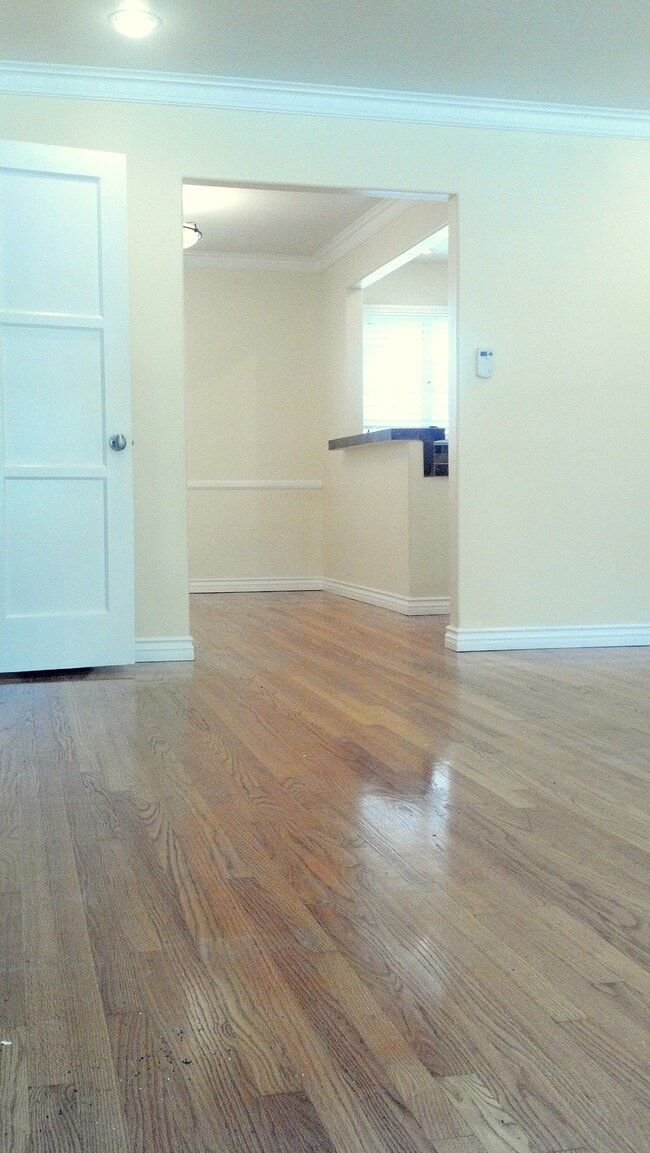 Building Photo - 2371 Kerwood Ave