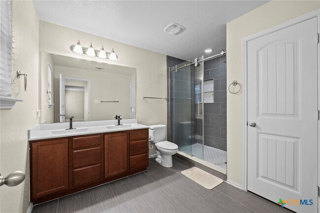 Building Photo - 220 Hinge Creek